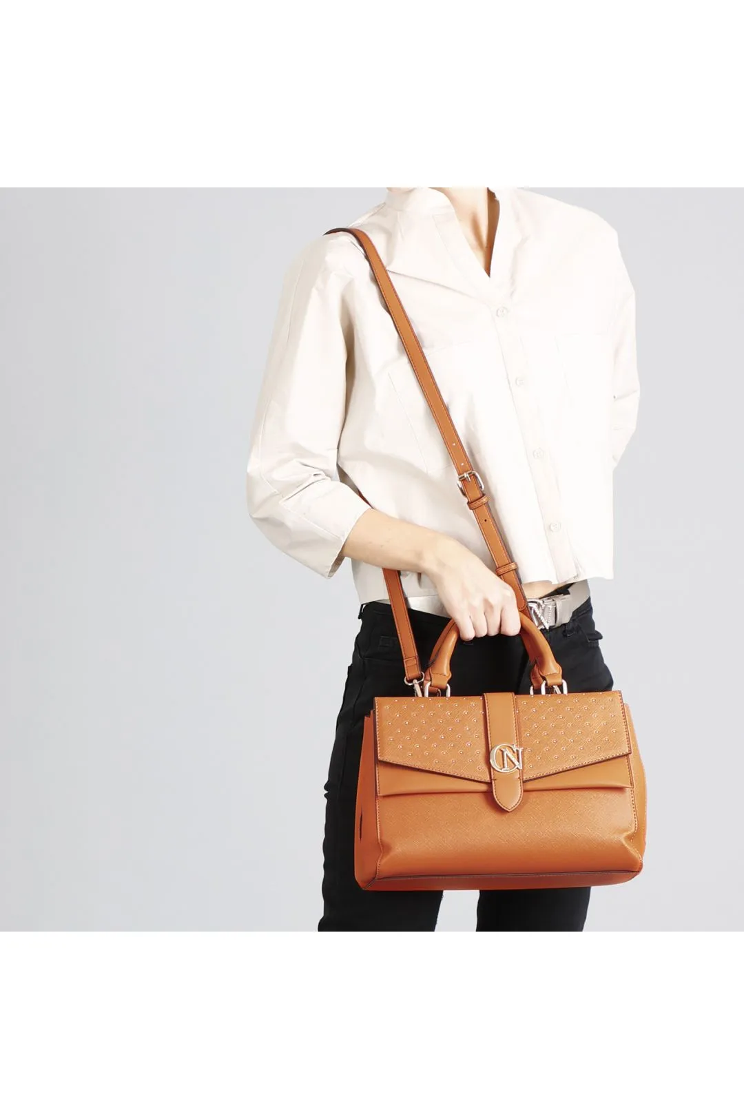 bauletto rigido in saffiano con microborchie e charm cafènoir mango