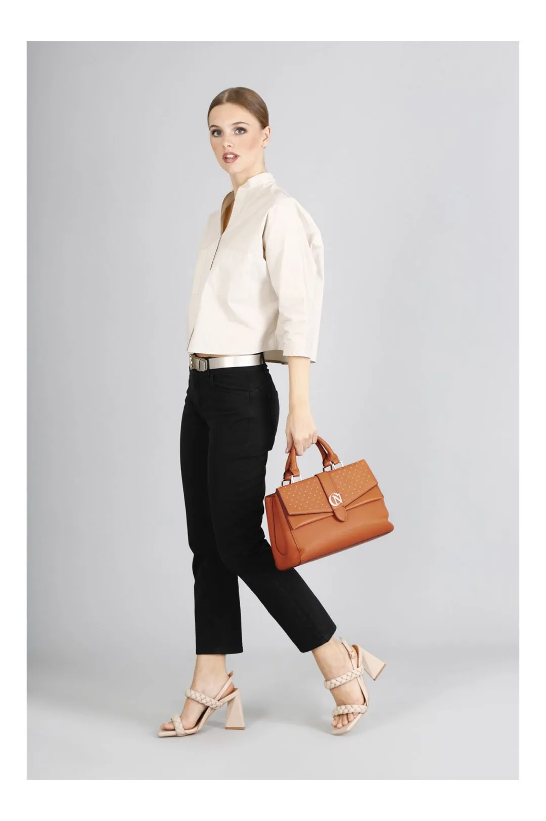 bauletto rigido in saffiano con microborchie e charm cafènoir mango