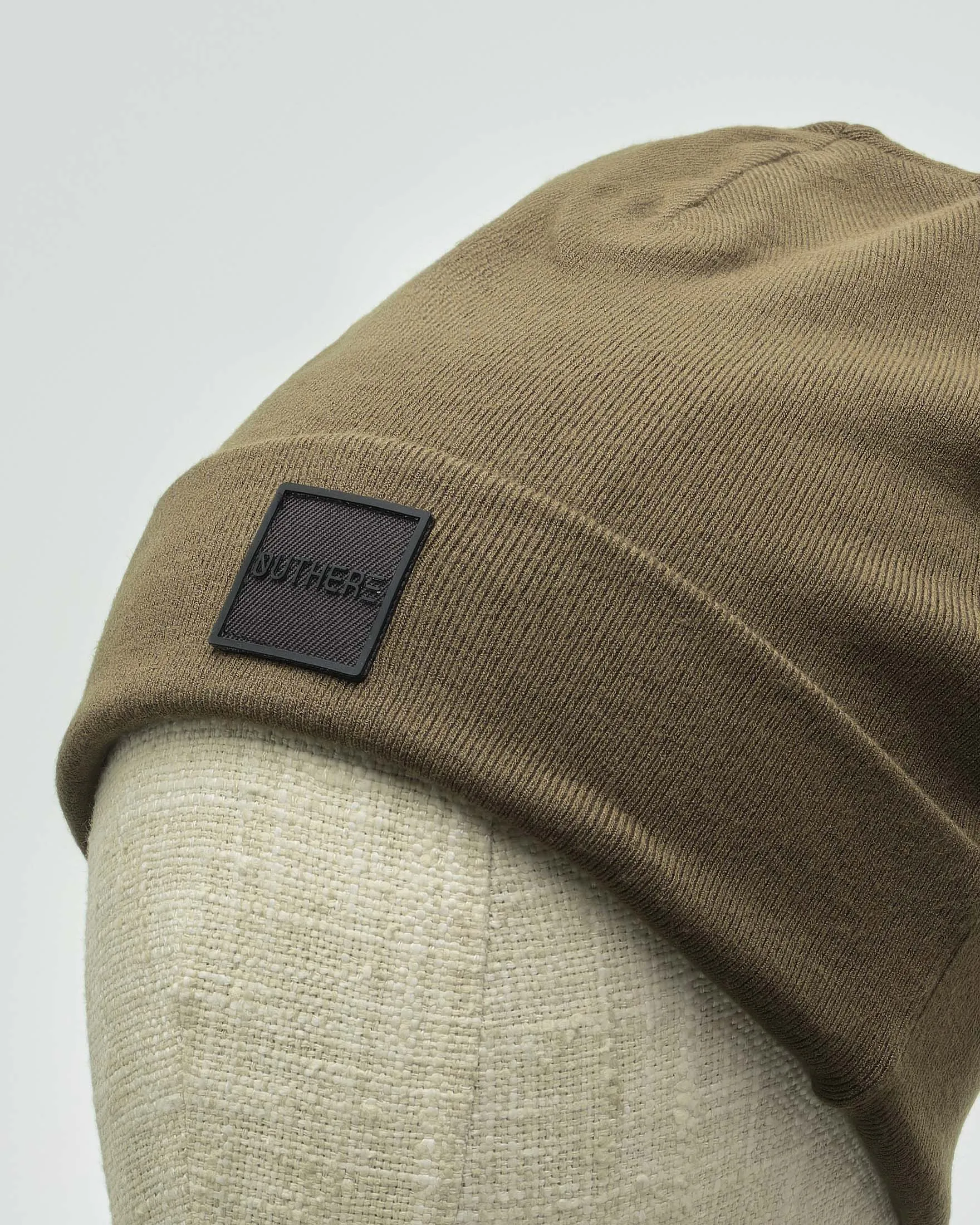 Berretto color fango in misto viscosa con risvolto e patch porta logo