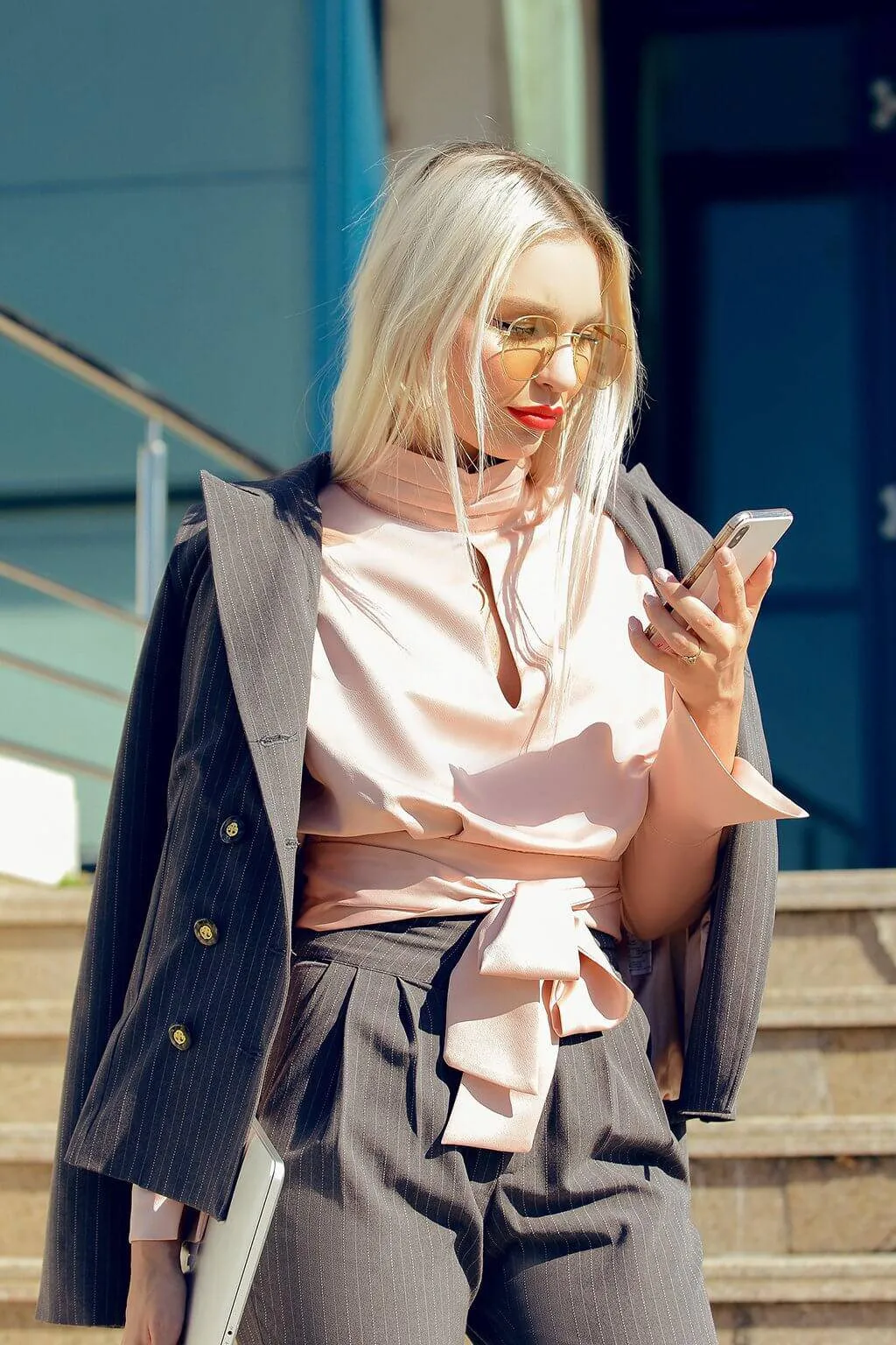 Blusa rosa cipria Foggi corta a colo alto con la schiena scoperta e allacciabile in vita