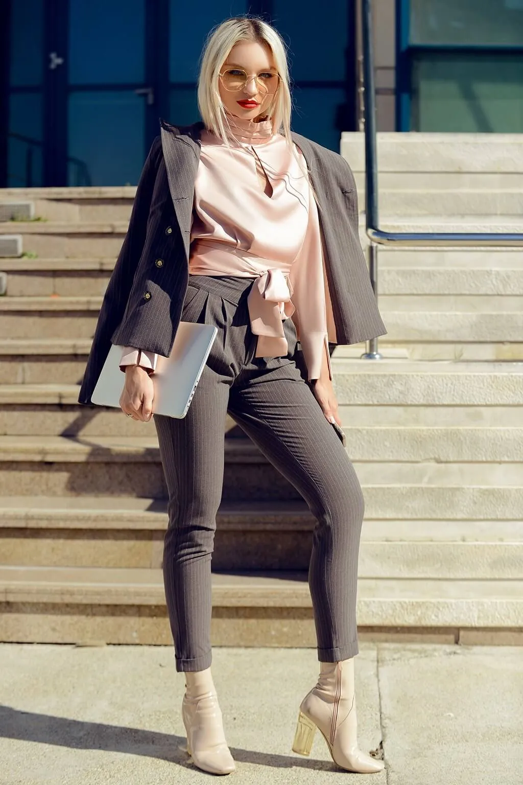 Blusa rosa cipria Foggi corta a colo alto con la schiena scoperta e allacciabile in vita