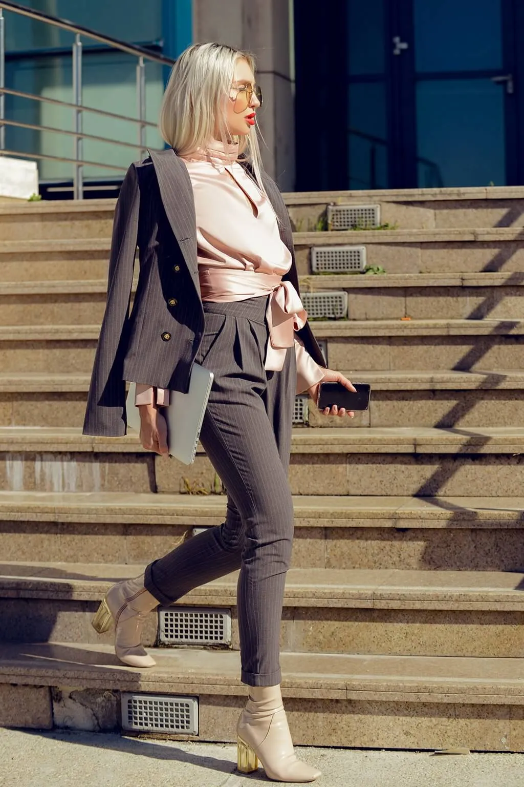Blusa rosa cipria Foggi corta a colo alto con la schiena scoperta e allacciabile in vita