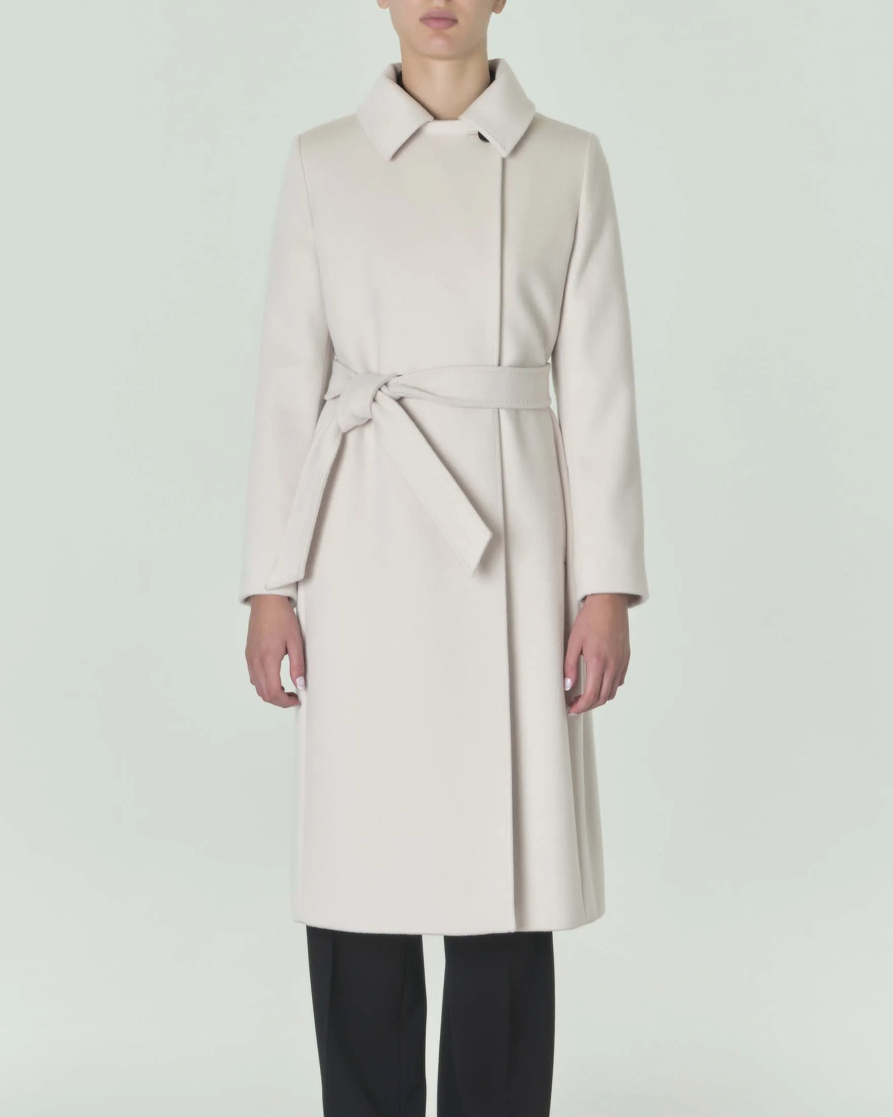 Cappotto color sabbia in drap di pura lana con colletto a camicia e cintura in vita