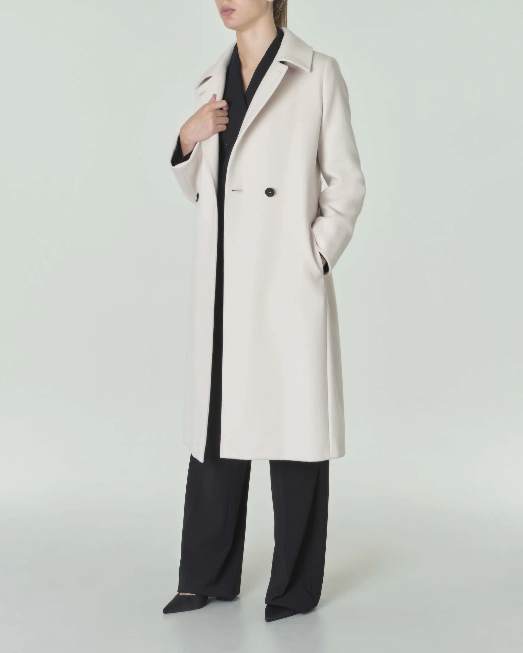 Cappotto color sabbia in drap di pura lana con colletto a camicia e cintura in vita