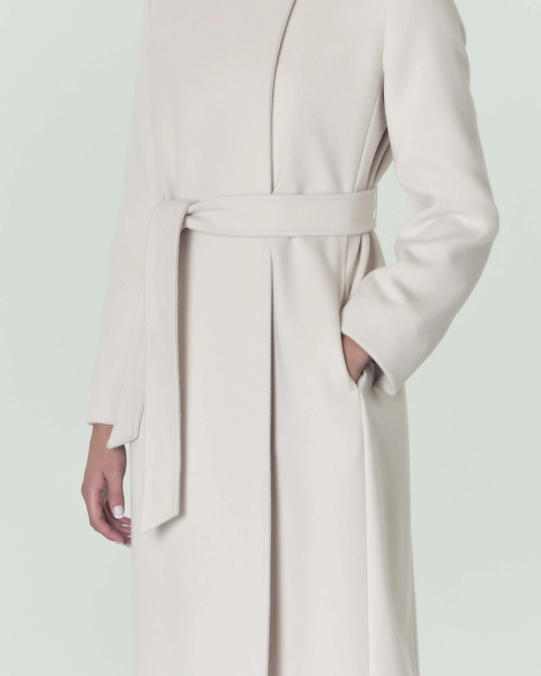 Cappotto color sabbia in drap di pura lana con colletto a camicia e cintura in vita