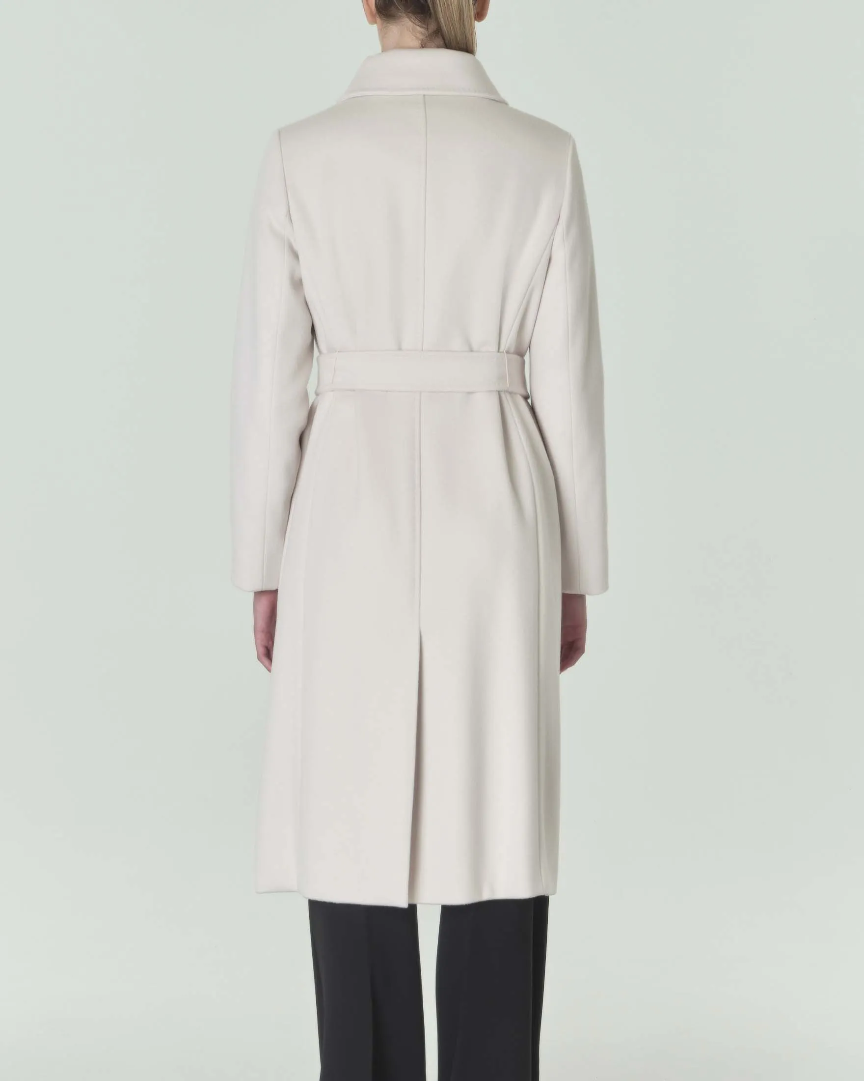 Cappotto color sabbia in drap di pura lana con colletto a camicia e cintura in vita