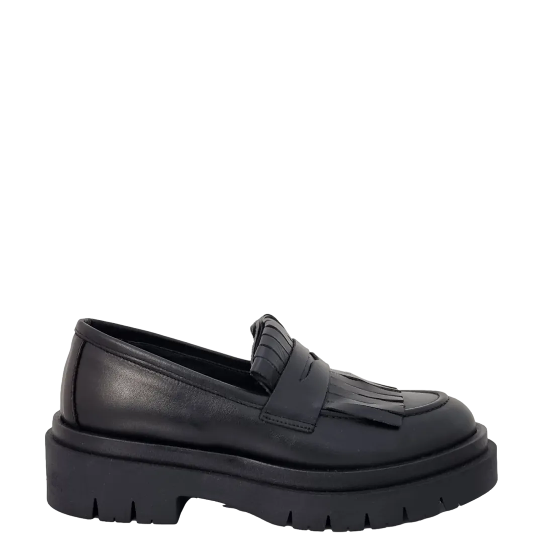 Mocassini college in pelle nero con frange e suola alta F/W