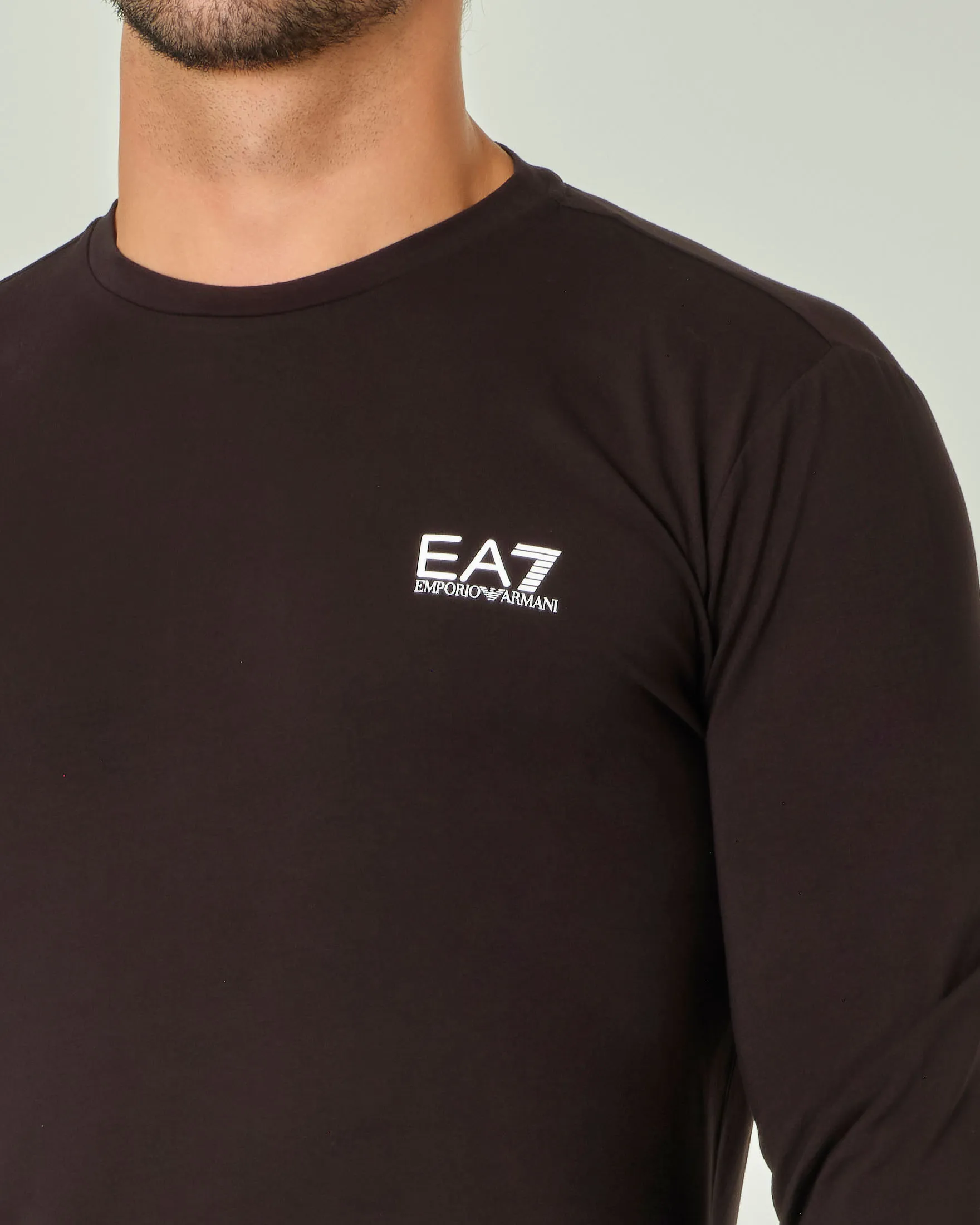 T-shirt nera manica lunga in cotone stretch con logo bianco sul petto