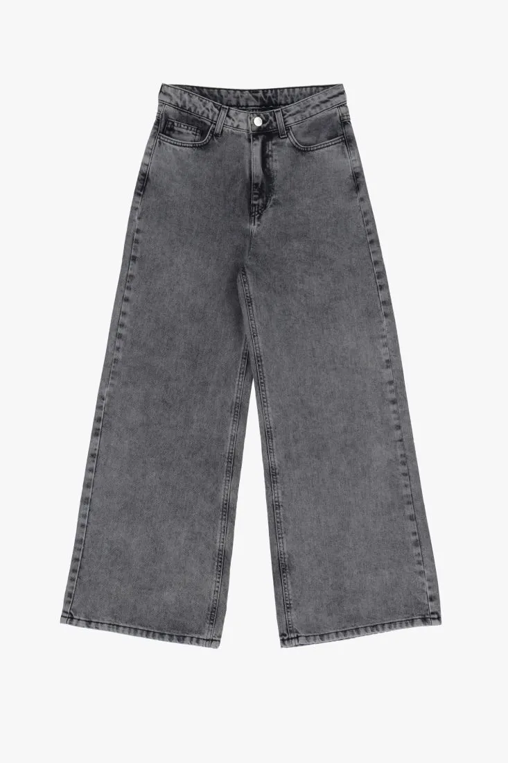  Wide-leg jeans with high waist    