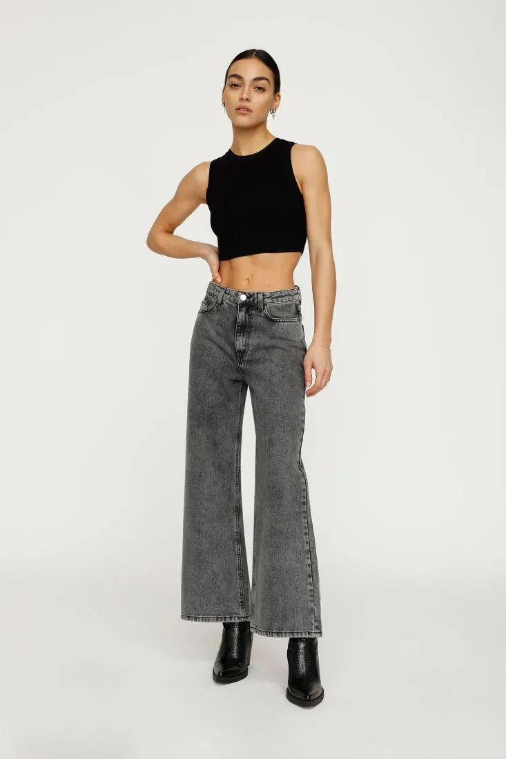  Wide-leg jeans with high waist    