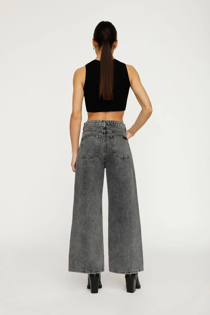  Wide-leg jeans with high waist    