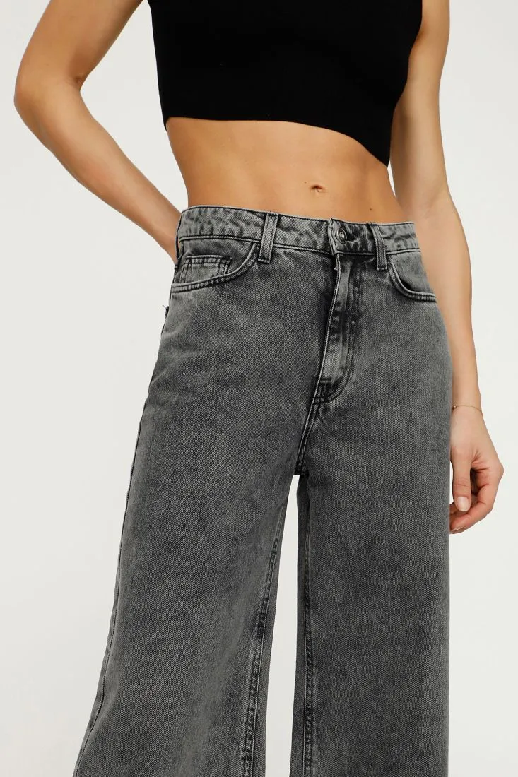  Wide-leg jeans with high waist    